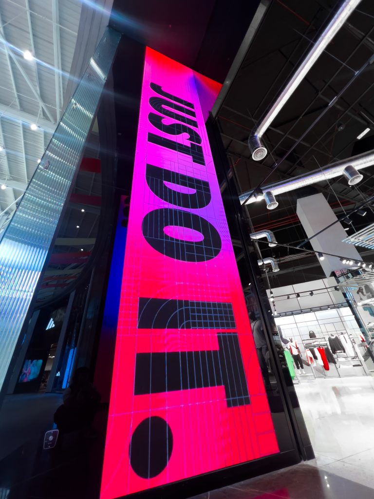 NIKE D5- LED Vertical Display