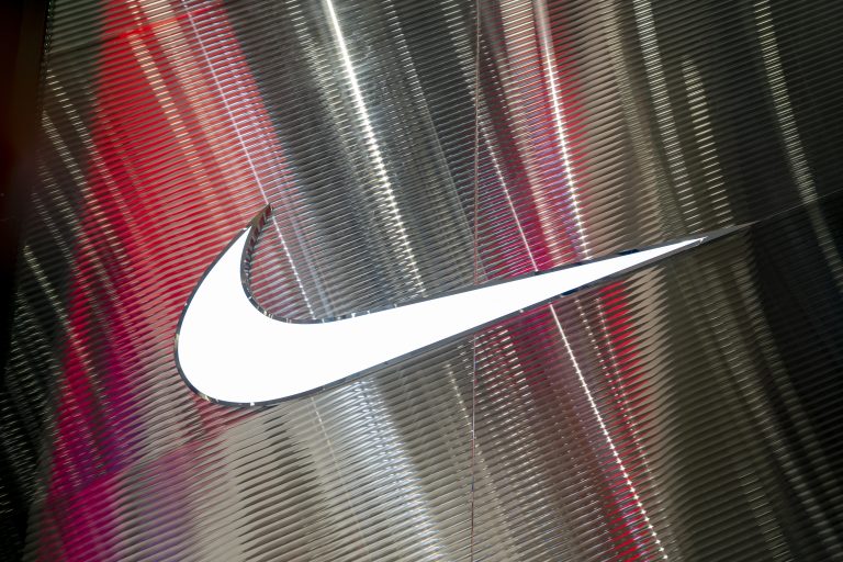 NIKE Alex Swoosh Illuminated Logo